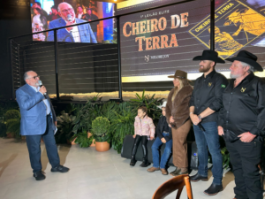 Zé Neto fatura R$ 10 milhões no 1º Leilão Nelore JOY ao lado do pai